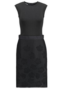 Černé šaty s žebrovaným korzetem, krátkými rukávy a přiléhavou sukní z texturované květinové krajky. Zahrnují široký pás pro zdůraznění pasu.