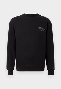 Maglione nero a maniche lunghe con scollo rotondo e trama a coste, con ricamo "New Era Since 1920" sul petto sinistro e piccolo logo sul polsino sinistro.