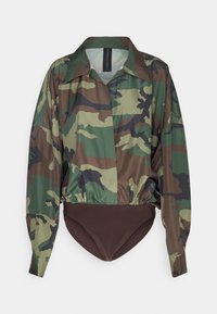 Body a maniche lunghe con parte superiore mimetica verde e marrone e parte inferiore fitted di colore marrone scuro, dotato di colletto e chiusura con bottoni.