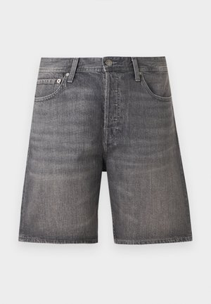 Shorts en denim gris pour hommes avec bouton et fermeture éclair à l'avant, passants pour ceinture et poches avant, présentés sur un fond blanc.