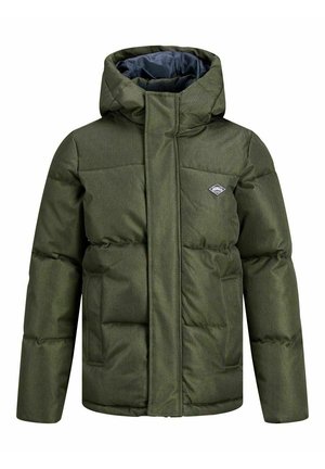 Olivengrøn polstret vinterjakke med hætte, frontlynlås dækket af klap, to forlommer og lille diamantformet logo på brystet.