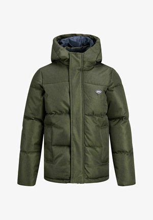Veste d'hiver matelassée vert olive avec capuche, fermeture éclair frontale recouverte par un rabat, deux poches avant, et un petit logo en forme de losange sur la poitrine.