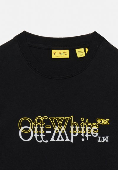 Черна тениска с припокриващи се жълти и бели надписи на логото Off-White и два жълти етикета вътре в яка с информация за марката и размера.