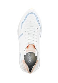 Witte sport sneaker met lichtblauwe accenten, geperforeerde neus en perzikkleurige hieltab. Voorzien van platte veters en een gevoerde tong.