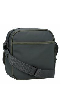 Borsa a tracolla rettangolare grigia realizzata in materiale liscio, con chiusura a zip, tracolla regolabile e bordo in contrasto lungo i lati.