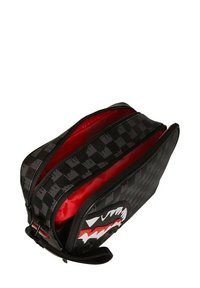 Bolsa negra con interior rojo, con un patrón de tablero de ajedrez, cierres dobles y un acento gráfico de tiburón. Tela suave con textura duradera.