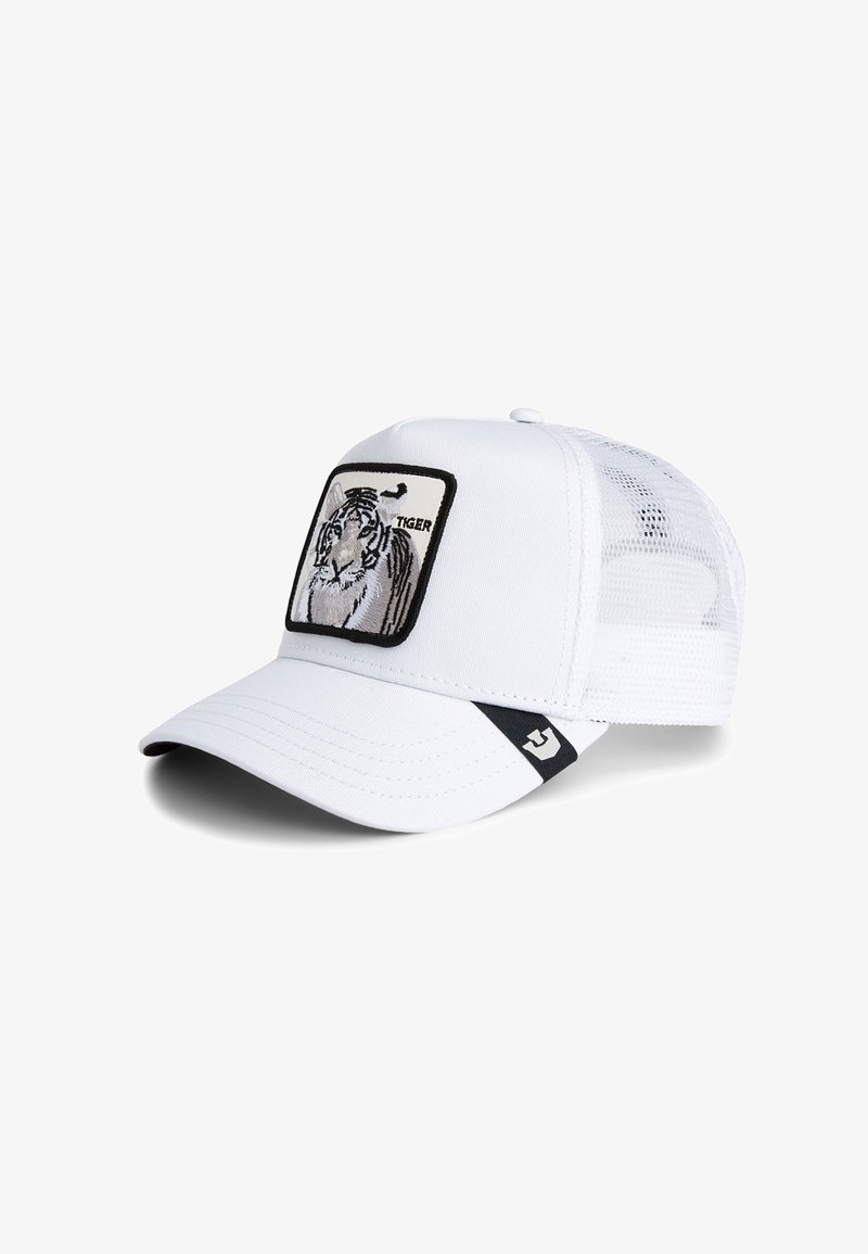 Gorra blanca con frente estructurado, lados de malla, que presenta un diseño de tigre bordado en un parche cuadrado. Detalle negro cerca del visera.
