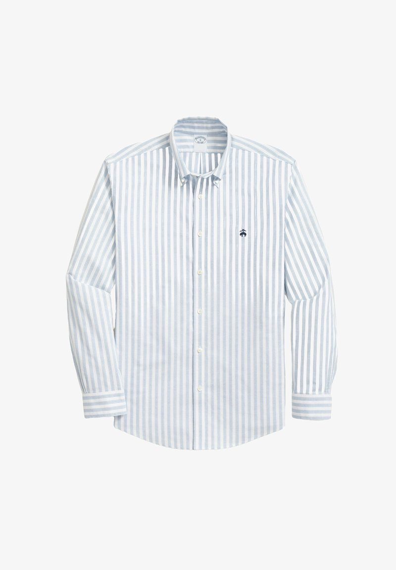 Camicia a righe con bottoni, caratterizzata da strisce verticali azzurro chiaro e bianche, maniche lunghe e un piccolo logo scuro sul petto. Materiale in cotone.