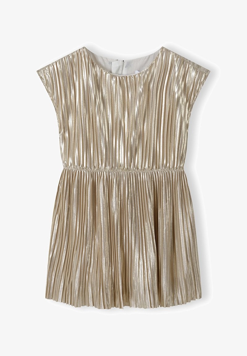 Robe plissée dorée avec une coupe ample, des manches courtes et une taille froncée. Le tissu a une texture brillante et réfléchissante avec des plis verticaux.