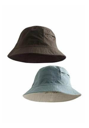 Zwei Fischerhüte, einer einfarbig dunkelbraun, der andere hellblau mit beigem Unterseite, beide mit einer kleinen aufgenähten Tasche auf der Krone.