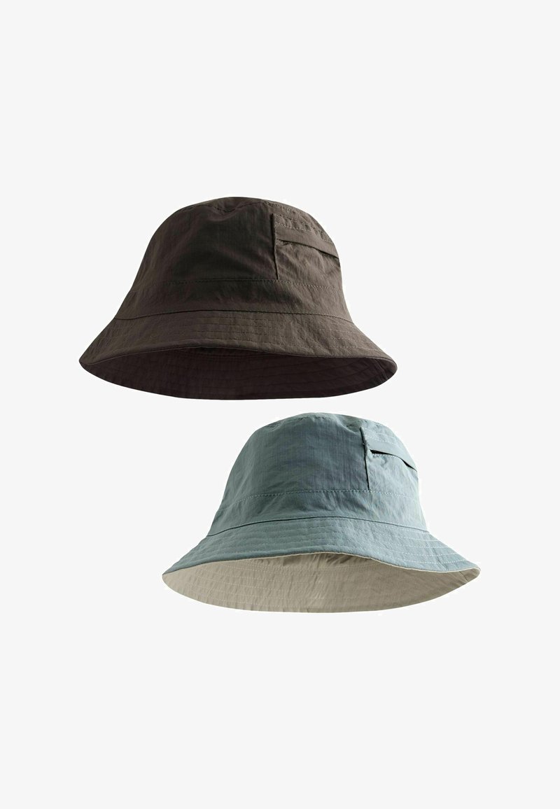 Deux chapeaux bob, l'un marron foncé uni, l'autre bleu clair avec un dessous beige, tous deux dotés d'une petite poche cousue sur le sommet.