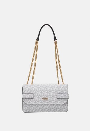 Sac à bandoulière Guess blanc à motif avec bandoulières chaîne dorée et détail de poignée noir, forme rectangulaire avec fermeture à rabat et logo sur le devant.