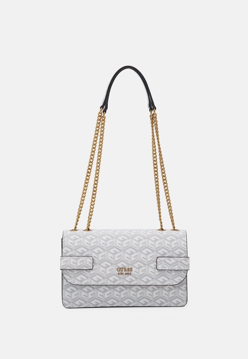 Sac à bandoulière Guess blanc à motif avec bandoulières chaîne dorée et détail de poignée noir, forme rectangulaire avec fermeture à rabat et logo sur le devant.