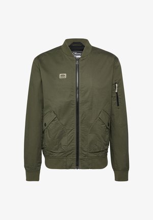 Olijfgroene bomberjack met ritssluiting aan de voorkant, twee klepzakken met knopen, een ritszak op de mouw en een geribde kraag, manchetten en zoom.