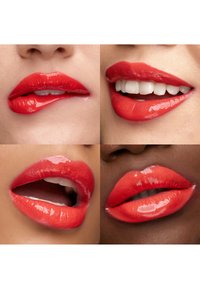 Fire nærbilleder af forskellige læber med skinnende lysende rød-orange læbestift i forskellige positurer, herunder smilende og let åbne.