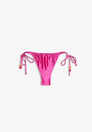 Slip bikini fucsia brillante con lacci laterali regolabili e perline colorate su ogni laccio, mostrato su sfondo bianco.