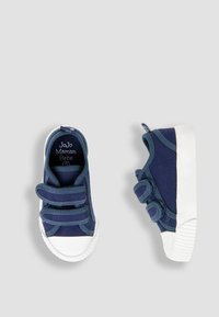 Scarpe in tela navy con suole in gomma bianche, dotate di due cinturini a strappo e di un manico sul tallone per indossarle facilmente.