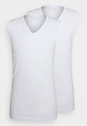 Twee witte, mouwloze v-hals t-shirts gemaakt van zachte stof, met een eenvoudig, klassiek ontwerp zonder zichtbare patronen of accenten.