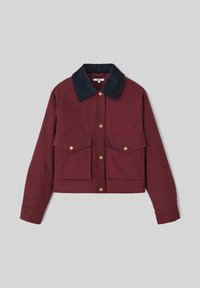 Veste cropped bordeaux avec un col en velours côtelé bleu marine, deux poches avant en appliqué, des fermetures à boutons dorés et des manches longues. Texture lisse.