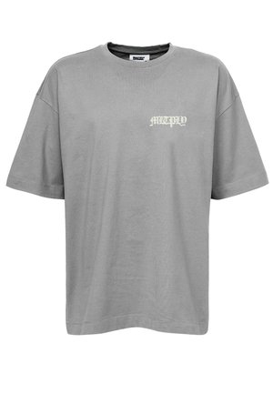 Szary unisex T-shirt z krótkim rękawem z białym gotyckim napisem "MULTIPLY" po lewej stronie klatki piersiowej, z okrągłym dekoltem i luźnym krojem.