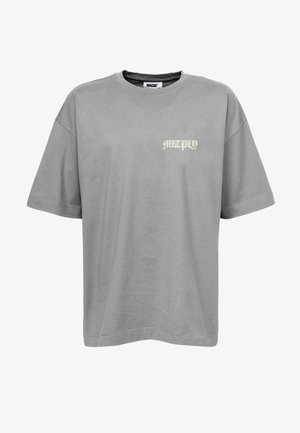 Szary unisex T-shirt z krótkim rękawem z białym gotyckim napisem "MULTIPLY" po lewej stronie klatki piersiowej, z okrągłym dekoltem i luźnym krojem.