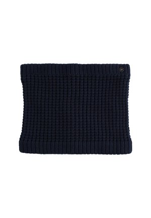Chauffe-nuque en tricot bleu foncé avec une texture côtelée et une petite étiquette en métal ronde sur un côté.