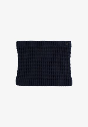 Sötétkék, kötött nyakmelegítő, bordás textúrával, az egyik oldalán egy kisméretű, kerek fémlogó címkével.