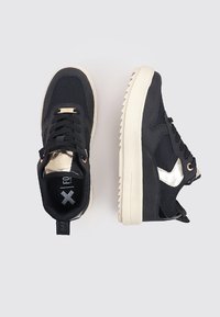 XTI Baskets basses - black