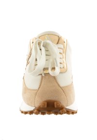 Baskets en suède beige et en mesh avec des lacets blancs, un bout arrondi, une semelle intermédiaire texturée et une semelle extérieure en caoutchouc brun avec des motifs de traction.