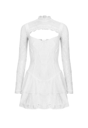 Weißes Spitzenkleid mit langen Ärmeln, hohem Ausschnitt, ausgeschnittenem Brustdetail, tailliertem Oberteil und mehrlagigem kurzem Rock.