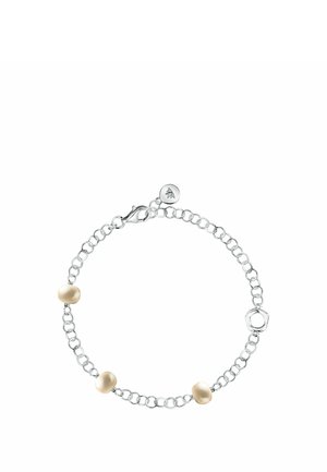 Bracciale a catena in argento con tre perle color crema distanziate uniformemente e chiusura a moschettone su sfondo bianco.