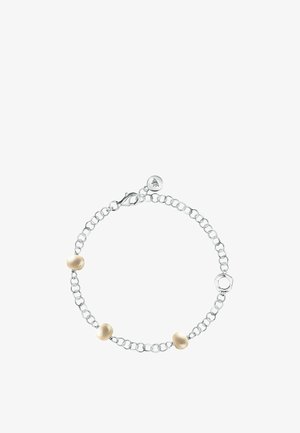 Bracciale a catena in argento con tre perle color crema distanziate uniformemente e chiusura a moschettone su sfondo bianco.