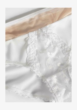 Białe koronkowe majtki z miękką satynową fakturą, kwiatuszkowymi koronkowymi zdobieniami i gładkim, przezroczystym tyłem. Delikatne szwy wzdłuż brzegów.
