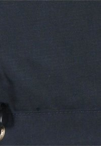 Tessuto blu navy con una superficie liscia, caratterizzato da un bottone nero circolare e da sottili motivi lineari nel tessuto.