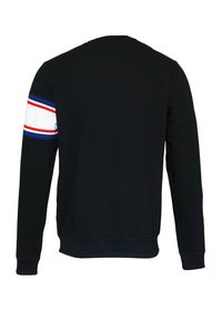Svart sweatshirt med långa ärmar, ribbade muddar och en vit ärmad accent med röda och blå ränder. Slät textur, rund halsdesign.