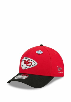 Rote und schwarze Kansas City Chiefs Kappe mit NFL Draft 2022 Anstecker und New Era Logo an der Seite.