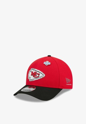 Rote und schwarze Kansas City Chiefs Kappe mit NFL Draft 2022 Anstecker und New Era Logo an der Seite.