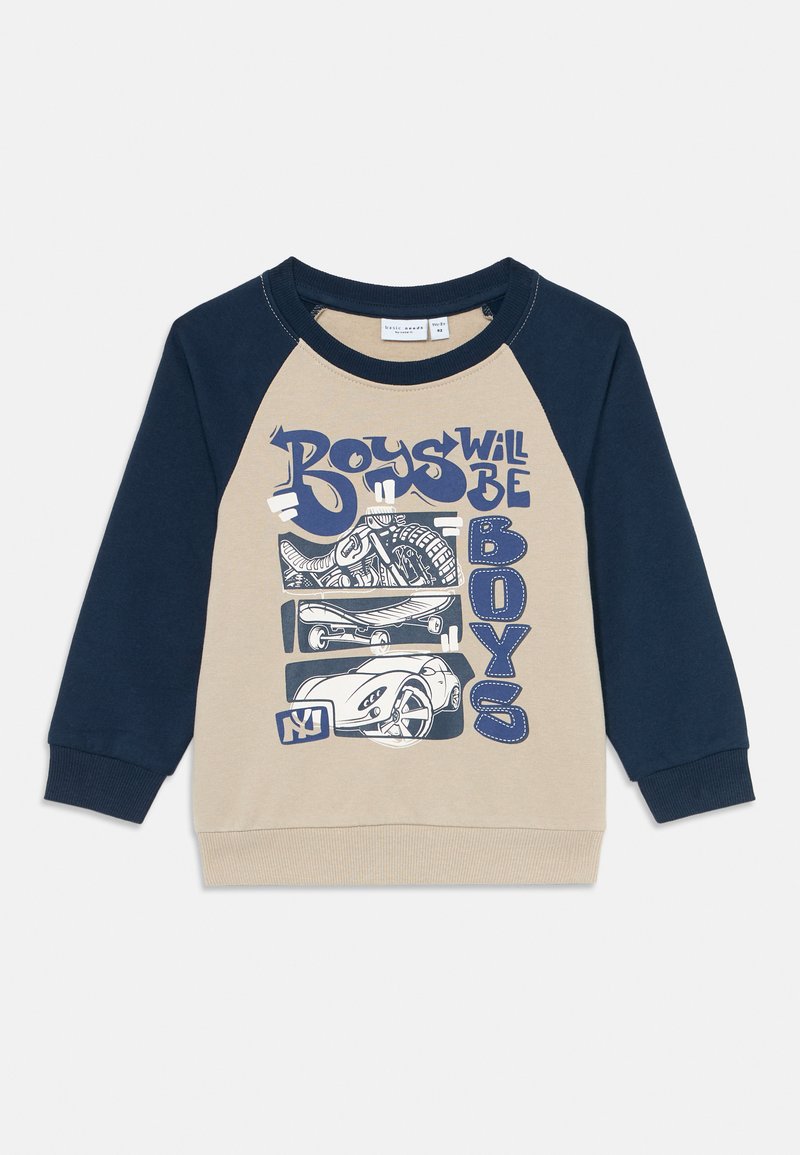 Beige og marineblå langermet gutt sweatshirt med grafikk av sneakers, skateboard, bil og teksten "Gutter vil være gutter."
