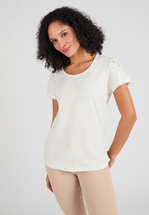 Witte short-sleeve t-shirt met een ronde halslijn en decoratieve haakwerkdetails op de schouders. Zachte, gladde textuur.