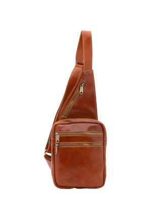 Borse a tracolla in pelle marrone con finitura texturizzata, dotata di una cintura larga, più tasche con zip e dettagli di cucitura a contrasto.