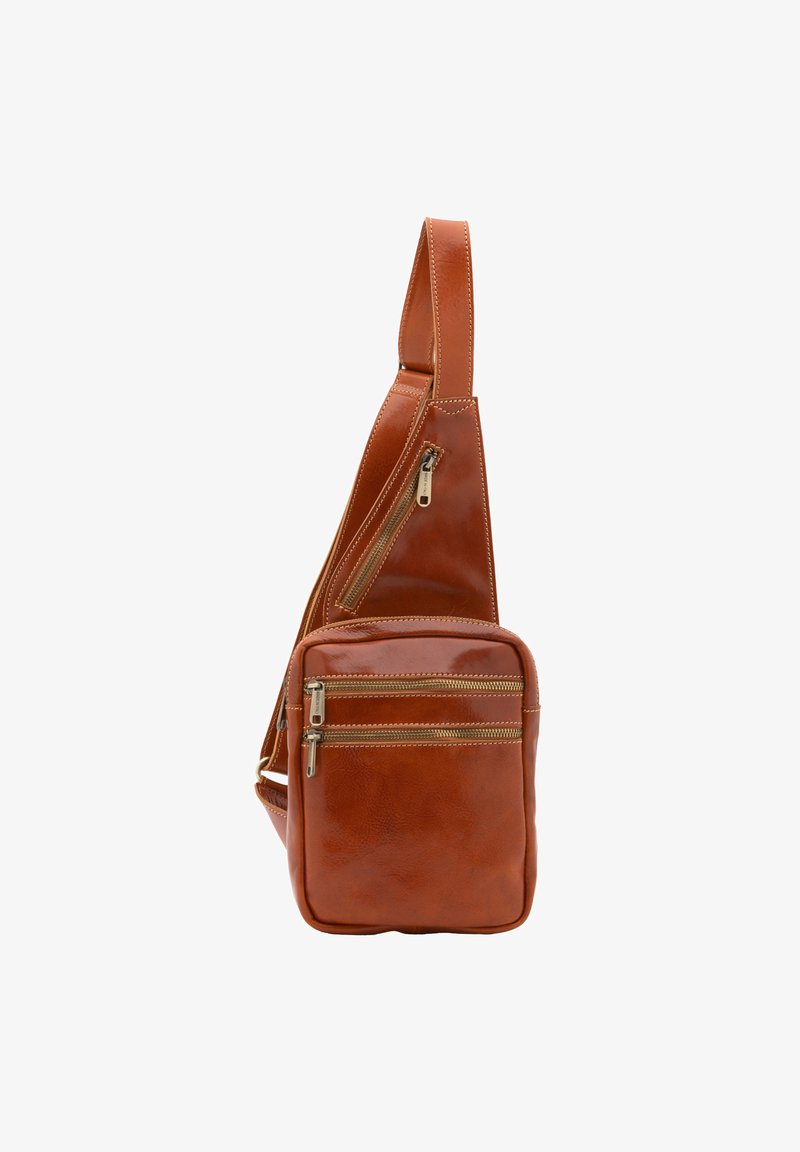 Borse a tracolla in pelle marrone con finitura texturizzata, dotata di una cintura larga, più tasche con zip e dettagli di cucitura a contrasto.