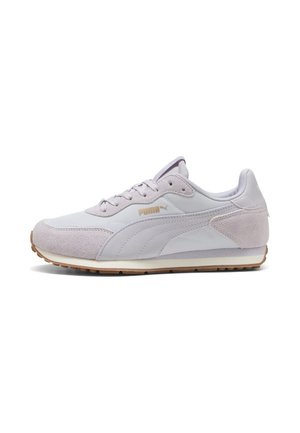 Sneaker Puma bassa bianca e grigio chiaro con sovrapposizioni in pelle scamosciata, logo Puma dorato, chiusura con lacci e suola in gomma naturale su sfondo bianco.
