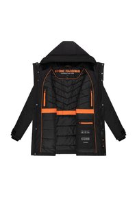 Chaqueta acolchada negra con interior naranja. Tiene capucha, múltiples bolsillos y acentos naranjas contrastantes en las costuras y bolsillos.