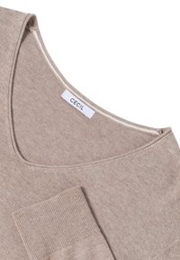 Pull beige à encolure dégagée avec un poignet côtelé. Présente une étiquette "CECI" à l'intérieur de l'encolure. Texture douce et design simple.