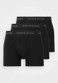 Boxer-briefs noirs dans un pack de trois. Fabriqués en tissu doux avec un design ajusté. Comprend une ceinture contrastante avec le logo "TOMMY HILFIGER".