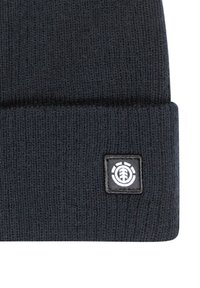 Sort strikket hue med en foldet kant. Har et kvadreret logo-patch i sort og hvid. Stoffet er tekstureret og varmt.
