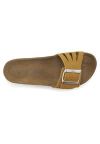 Sandale à glissière en daim jaune moutarde avec plusieurs fines lanières et une boucle en argent. Semelle texturée marron avec le nom de la marque.