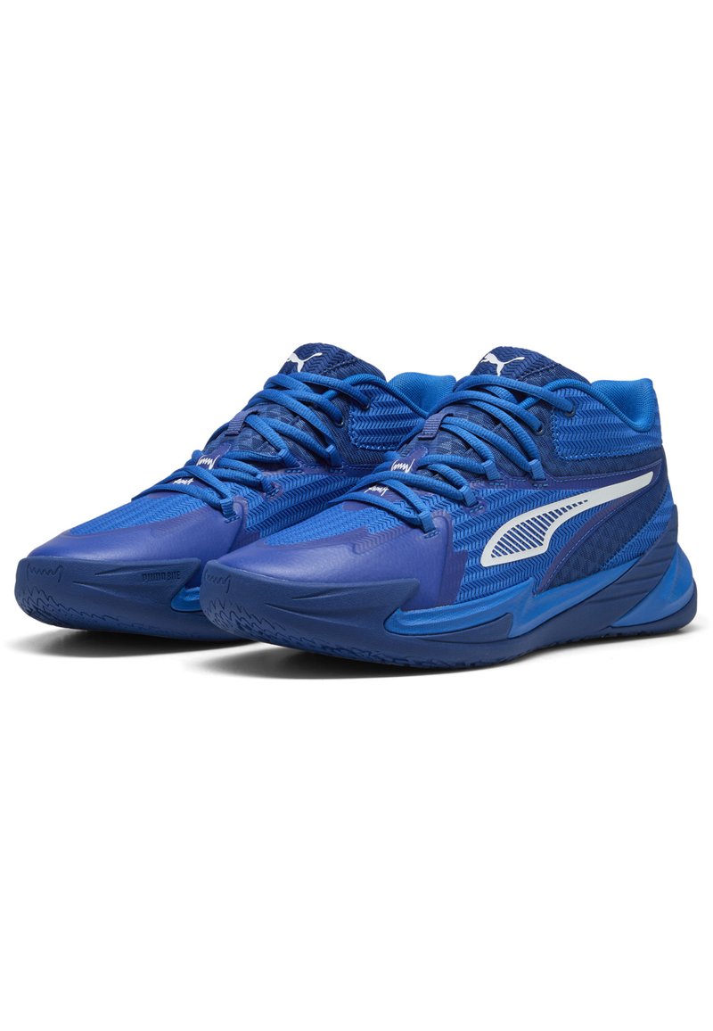 Scarpe sportive blu con una tomaia testurizzata, collo imbottito, dettagli bianchi e una suola in gomma con un battistrada a motivo per una migliore aderenza.