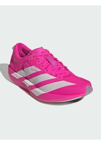 Lys rosa trening sko med mesh-overdel, hvite striper, polstret krage og et elegant design. Lett såle med forsterket hæl.