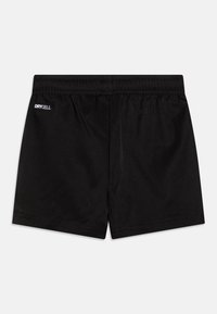Melnas sportiskas šortus, kas izgatavoti no viegla materiāla, ar elastīgu jostasvietu un "DRYCELL" logo kreisajā pusē.